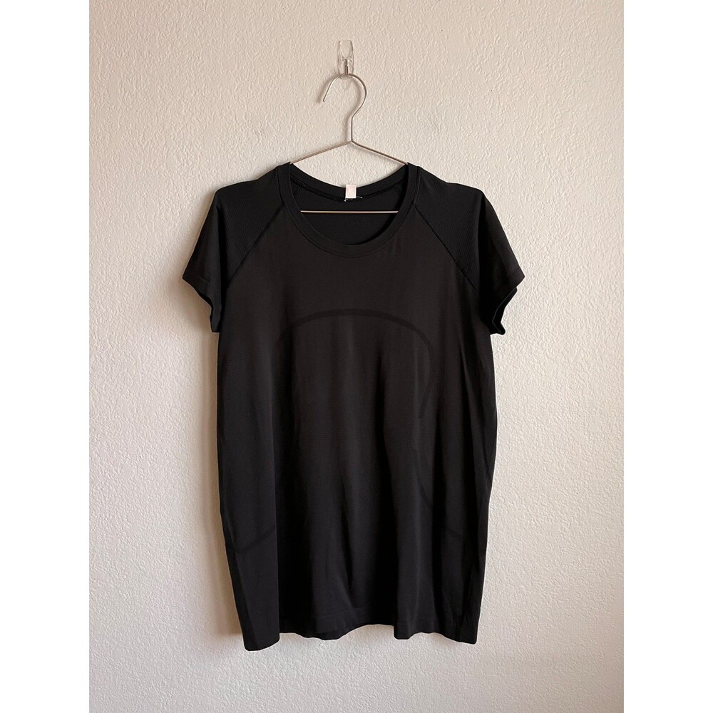 Lululemon Women's Swiftly Tech Short Sleeve Shirt in Black Size US 14